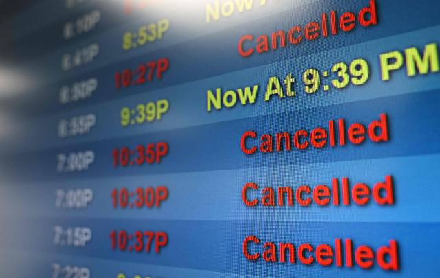 지난 6일(현지 시간) 미국 캘리포니아주 할리우드 버뱅크 공항 전광판에 항공편 지연결항이 표시된 모습. 미국 연방항공청(FAA)은 이날 연방정부 일시적 업무중지(셧다운)로 인해 공항 관제탑에 근무하는 항공관제사가 현재 1명도 없다고 밝혔다. 도착 항공편들은 2시간 이상 지연되고 있고, 관제 업무는 샌디에이고에 있는 남부 캘리포니아 터미널 레이더 관제센터(TRACON)가 대신 수행하고 있다. AFP연합뉴스