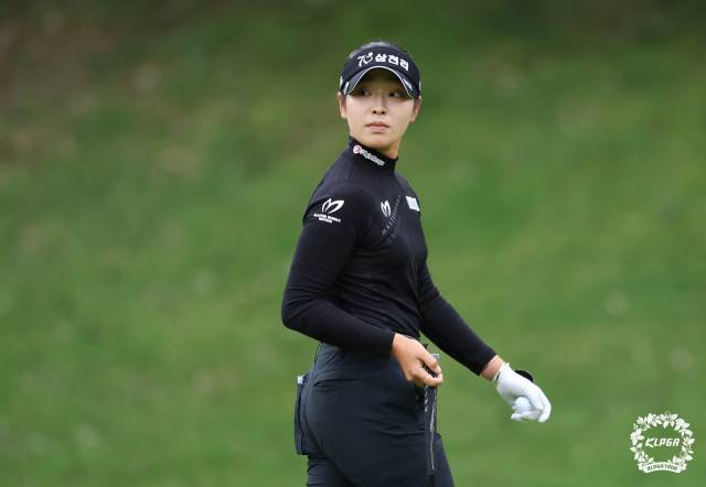 퍼팅을 마치고 이동하고 있는 유현조. 사진 제공=KLPGA