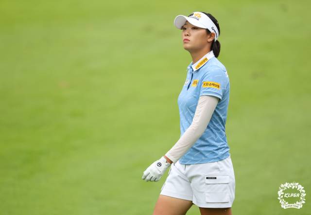 페어웨이를 걷고 있는 방신실. 사진 제공=KLPGA
