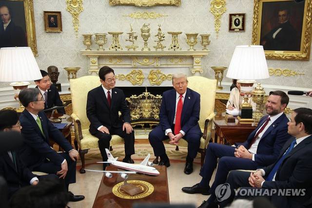 이재명 대통령이 지난 8월 25일(현지시간) 미국 워싱턴 DC 백악관 오벌오피스에서 도널드 트럼프 미국 대통령과 한미 정상회담을 하고 있다. 연합뉴스