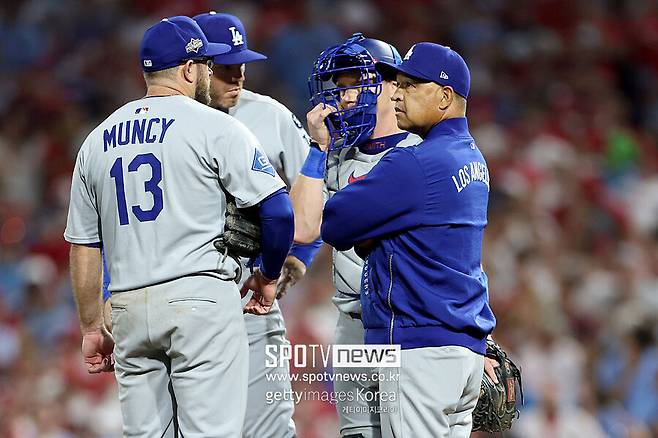 ▲ 승리와 별개로 데이브 로버츠 감독의 투수 운영을 이해할 수 없다는 다저스 팬들의 불만이 폭주했다