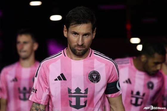 리오넬 메시가 지난달 미국 플로리다주의 체이스 스타디움에서 열린 2025 미국 메이저리그 사커(MLS) 경기 전 그라운드를 바라보고 있다. /AFPBBNews=뉴스1