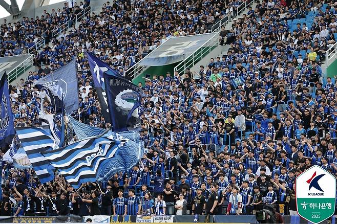 8일 수원 삼성전이 열린 인천축구전용경기장을 찾은 인천 유나이티드 서포터스. /사진=한국프로축구연맹 제공