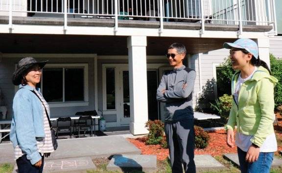 1989년 캐나다로 이민 온 뒤 11년째 ‘등록 장애인 저축 계좌(RDSP)’에 저축하고 있는 로즈 씨(오른쪽)와 가족. 푸르메재단 제공&nbsp;