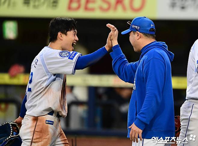7일 오후 대구삼성라이온즈파크에서 열린 '2025 신한 SOL Bank KBO 포스트시즌' NC 다이노스와 삼성 라이온즈의 와일드카드 2차전 경기, 삼성이 3:0의 스코어로 승리하며 준플레이오프 진출에 성공했다.  경기 종료 후 삼성 김헌곤이 박진만 감독과 승리의 기쁨을 나누고 있다. 엑스포츠뉴스 대구, 박지영 기자