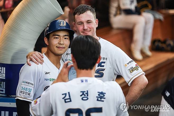 NC 라일리와 김휘집 [NC다이노스 제공. 재판매 및 DB 금지] image@yna.co.kr