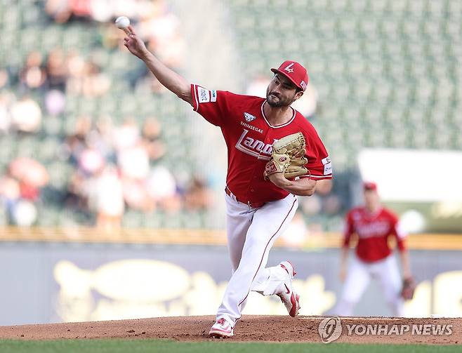 역투하는 화이트 (서울=연합뉴스) 김도훈 기자 = 11일 서울 잠실야구장에서 열린 프로야구 2025 신한 SOL 뱅크 KBO리그 SSG 랜더스와 LG 트윈스의 경기. 1회말 SSG 선발 화이트가 역투하고 있다. 2025.6.11 superdoo82@yna.co.kr