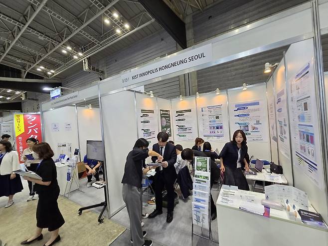 KIST 이노폴리스 홍릉 서울 부스(사진 오른쪽)와 서울대 부스 [촬영 최현석]