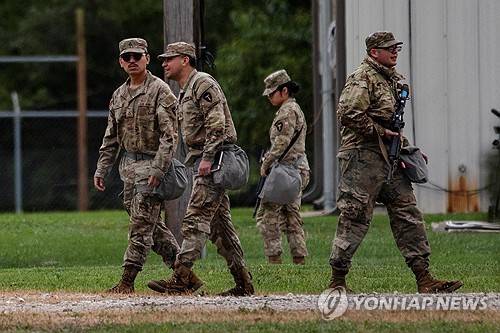 시카고 인근 당도한 텍사스 주방위군 (로이터=연합뉴스) 7일(현지시간) 일리노이주 시카고 인근의 엘우드 지역의 육군 예비군 훈련센터에서 텍사스 주방위군이 걸어다니고 있다. 2025.10.8