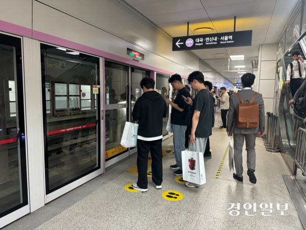 지난 19일 찾은 고양시 일산서구 GTX-A 킨텍스역 승강장. 시민들이 열차 탑승을 기다리고 있다. 2025.9.19 /마주영기자 mango@kyeongin.com