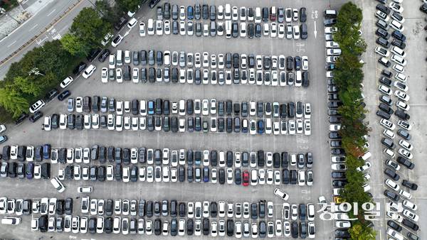 추석 연휴 마지막 날인 9일 용인시 기흥구 한국민속촌 주차장이 시민들의 차량으로 북적이고 있다. 2025.10.9 /최은성기자 ces7198@kyeongin.com