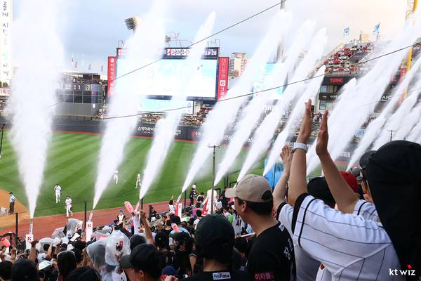 프로야구 수원 kt wiz가 수원케이티위즈파크에서 ‘Y워터페스티벌’ 행사를 열고 있다. /kt wiz 제공