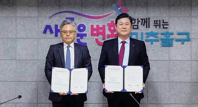 ▲ 2025년 4월 29일 열린 '신청사 건립 기본 협약식'에서 정창현(사진 왼쪽) DCRE 대표이사와 이영훈 미추홀구청장이 기념촬영을 하고 있다. /사진제공=미추홀구