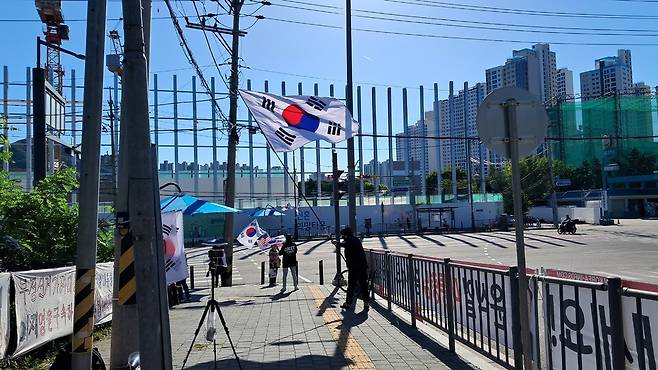 ▲&nbsp;8일 의왕시 서울구치소 앞에서 윤석열 전 대통령의 석방을 주장하는 단체가 집회를 하고 있다.