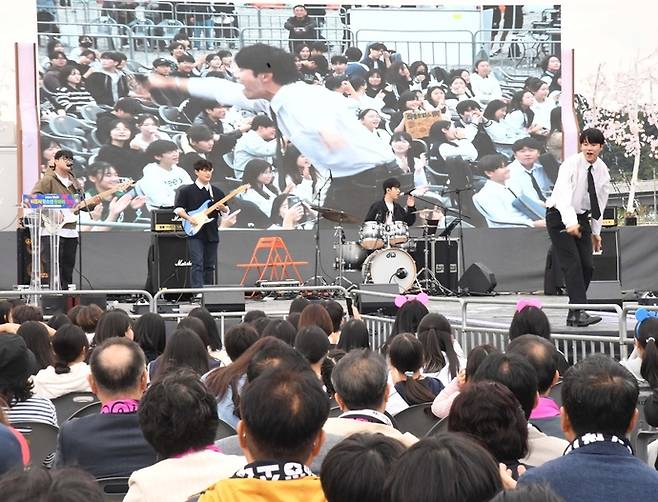 지난해 열린 시흥시청소년동아리축제에서 청소년 밴드가 무대 공연을 펼치고 있다. 사진=시흥시청