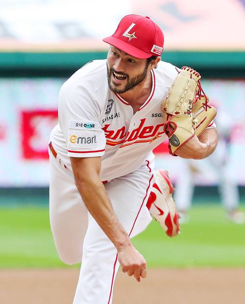 9일 인천 SSG랜더스필드에서 열린 KBO 준PO 1차전서 화이트가 역두하고 있다. 사진=SSG랜더스