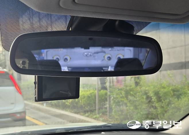 9일 오전 화물차의 전방에 부착된 '왕눈이 스티커'가 앞 차량의 룸미러에 비춰지고 있다. 최진규기자