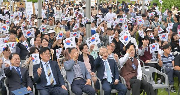 제579돌 한글날인 9일 인천시 연수구 국립세계문자박물관 앞 잔디광장에서 열린 한글날 기념식 행사에서 도성훈 인천시교육감과 기호일보 서승인 대표이사 및 참석내빈, 시민들이 함께 만세삼창을 하고 있다. 이진우 기자 ljw@kihoilbo.co.kr