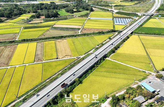황금들녘과 고속도로추석 연휴 마지막 날이자 한글날인 9일 황금들녘을 관통하는 광주톨게이트 부근 호남고속도로가 한산하다. /임문철 기자 35mm@namdonews.com