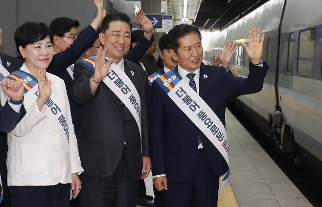 광주전남 지역민들은 추석 명절을 맞아 '약속의 계절은 끝났다. 이제는 실천으로 응답하라'며 더불어민주당을 향해 경고장을 날렸다. 사진은 민주당 정청래 대표와 김병기 원내대표를 비롯한 의원들이 추석연휴를 앞둔 지난 2일 서울 용산역에서 귀성객들에게 인사하는 모습. /연합뉴스
