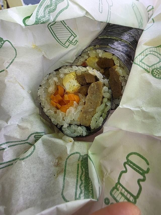 임실치즈축제를 방문한 한 시민이 구입해온 김밥에 쌀이 안 익었다며 임실군 홈페이지에 올린 사진. /임실군청 홈페이지 캡처