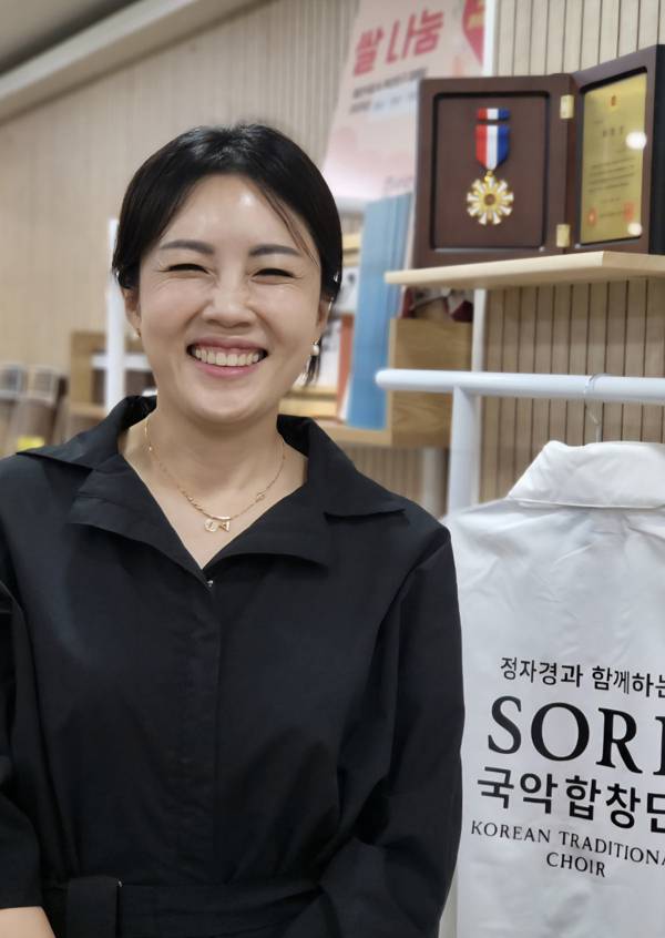 정자경 대표가 다양한 봉사활동과 재능 기부 대통령상 수상 등의 공로로 부산시장 표창장을 수상하고 현재 (사)소리국악합창단 단원들을 이끌고 있다.