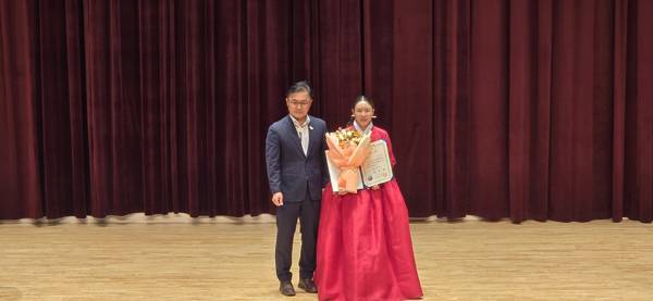 정자경 대표가 제43회 경주전국국악대제전에서 종합대상인 대통령상을 수상하고 있다.