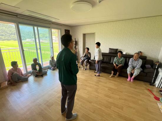 경남도농업기술원 관계자가 어르신들을 대상으로 폭염 대응 현장점검을 펼치고 있다.