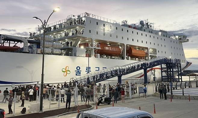 포항~울릉도를 운항하는 울릉크루즈를 통해 울릉도를 찾은 관광객들이 하선하고 있다.