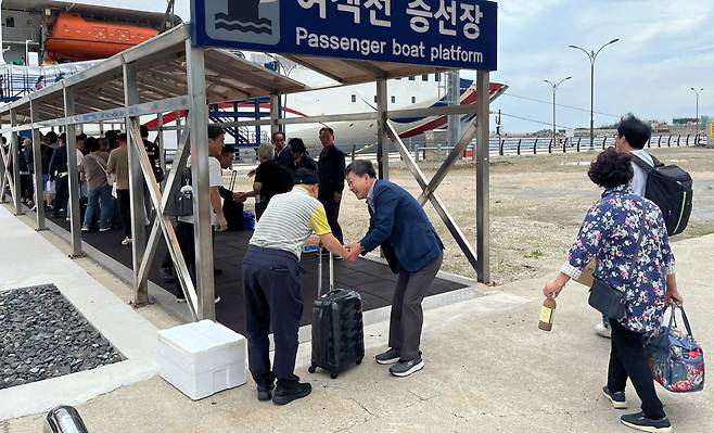 남한권 울릉군수가 울릉도 여행을 마칙고 떠나는 관광객들에게 인사를 건네고 있다.