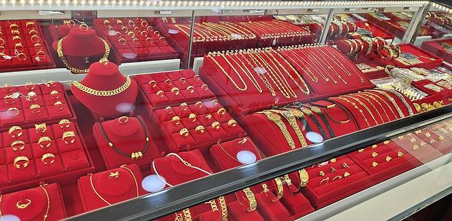 9일 포항시 북구 한 금은방에 골드바를 비롯한 순금 제품들이 진열되어 있다.