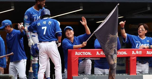 9일 인천 SSG랜더스필드에서 열린 2025 프로야구 KBO리그 포스트시즌 준플레이오프 1차전 삼성 라이온즈와 SSG 랜더스의 경기에서 1회초 선두 타자로 나선 삼성 이재현이 좌월 솔로 홈런을 날리고 더그아웃에서 동료선수들과 하이파이브를 하고 있다.