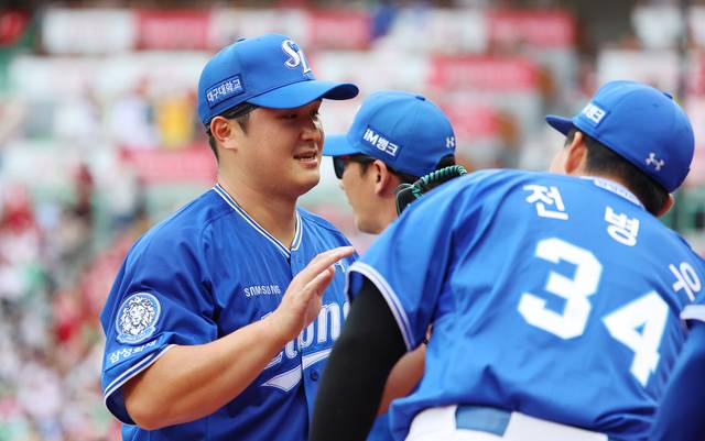 9일 인천 SSG랜더스필드에서 열린 2025 프로야구 KBO리그 포스트시즌 준플레이오프 1차전 삼성 라이온즈와 SSG 랜더스의 경기에서 6이닝 동안 실점 없이 막아낸 삼성 선발투수 최원태가 더그아웃으로 향하며 축하받고 있다.