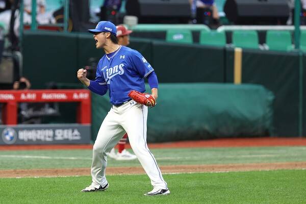 이호성이 만루 위기를 막은 뒤 덕아웃을 향해 포효하고 있다. (사진=삼성)