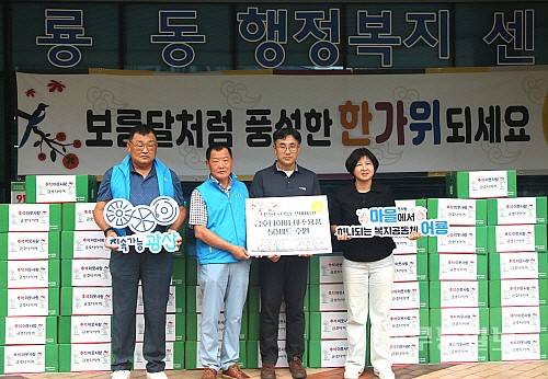 금호타이어가 광주 어룡동 주민센터에서 추석을 앞두고 지역 독거노인을 위한 제수용품 전달식을 가졌다. 금호타이어의 제수용품 나눔은 올해로 24년째를 맞고 있다. 금호타이어 제공