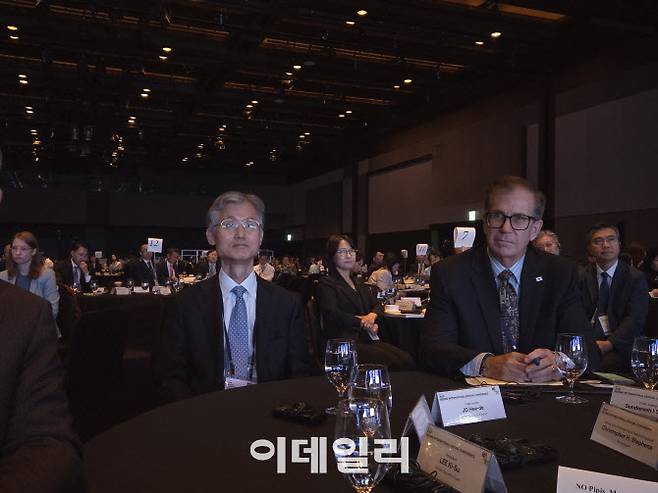 조희대(왼쪽) 대법원장과 크리스토퍼 스티븐슨 세계은행(World Bank) 선임 부총재가 대법원이 지난달 23일 서울 신라호텔에서 개최한 ‘2025 세종 국제 콘퍼런스’ 세번째 세션에서 발표를 경청하고 있다. (사진=백주아 기자)