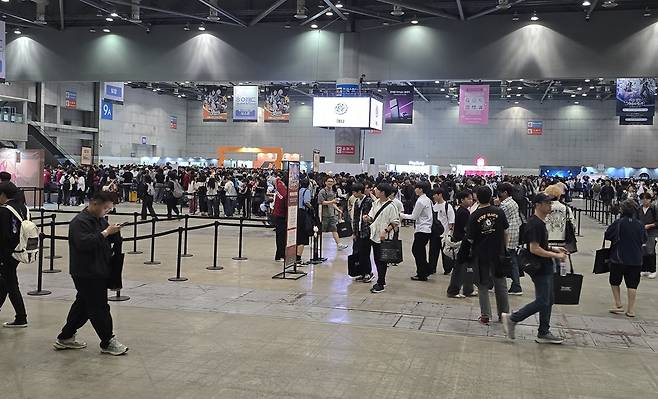 - 건너편 홀에는 액티비티가 배치되어 있따