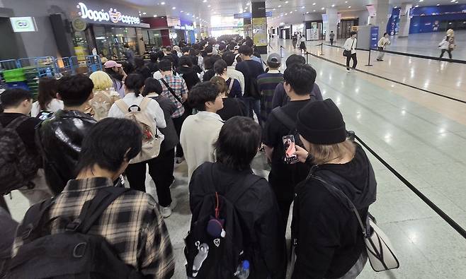 - 12시에 입장을 시작하면 꽤 긴 동선을 거쳐야 행사장에 들어갈 수 있다