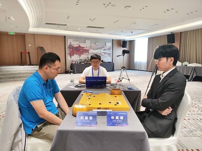 신진서 9단(오른쪽)이 퉈자시 9단과 반상을 마주하고 있다.(사진 한국기원 제공)