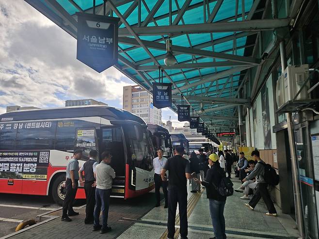 추석 연휴가 끝나는 9일 청주 시외버스터미널에서 귀경길에 오르는 시민들이 승차를 기다리고 있다.2025.10.9/뉴스1 이재규 기자