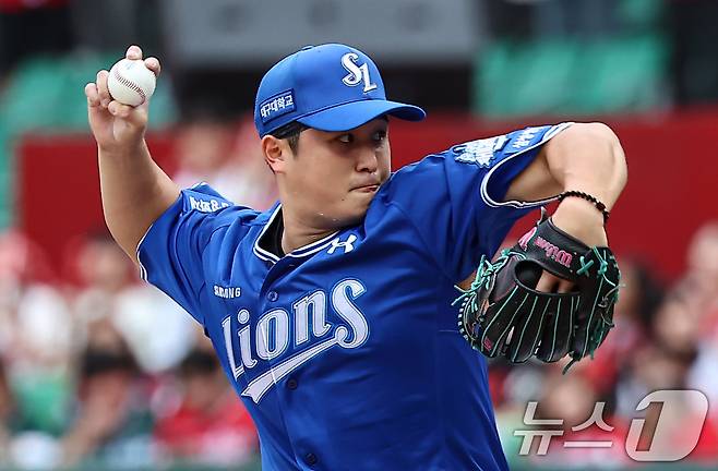 9일 오후 인천 SSG 랜더스필드에서 열린 프로야구 2025 신한 SOL뱅크 KBO 준플레이오프 1차전 삼성 라이온즈와 SSG 랜더스의 경기, 삼성 선발투수 최원태가 6회말 역투하고 있다. 2025.10.9/뉴스1 ⓒ News1 김도우 기자