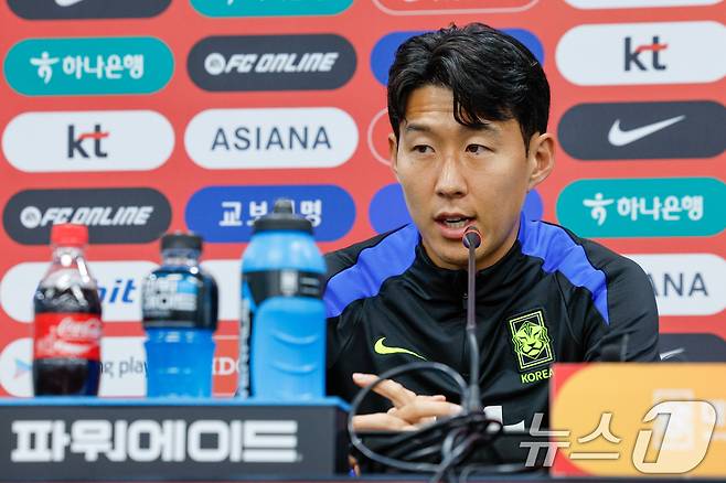 대한민국 남자 축구 국가대표팀 손흥민 선수가 9일 오후 서울 마포구 월드컵경기장에서 브라질과의 A매치 평가전을 하루 앞두고 공식 기자회견을 하고 있다. 2025.10.9/뉴스1 ⓒ News1 안은나 기자