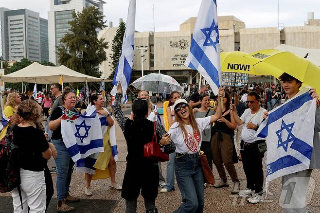 가자지구 1단계 휴전 합의 발표를 환영하는 이스라엘인들. 2025.10.09 ⓒ 로이터=뉴스1 ⓒ News1 이지예 객원기자