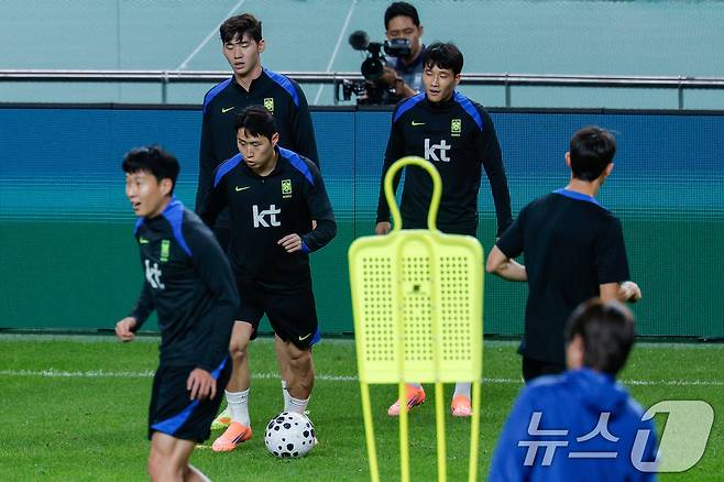 대한민국 남자 축구 국가대표팀 이강인, 손흥민 등 선수들이 브라질과의 A매치 평가전을 하루 앞둔 9일 오후 서울 마포구 월드컵경기장에서 훈련을 하고 있다. 2025.10.9/뉴스1 ⓒ News1 안은나 기자