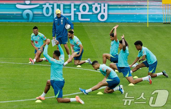 브라질 남자 축구 국가대표팀 주장 카세미루 등 선수들이 대한민국과의 A매치 평가전을 하루 앞둔 9일 오후 서울 마포구 월드컵경기장에서 훈련을 하고 있다. 2025.10.9/뉴스1 ⓒ News1 안은나 기자