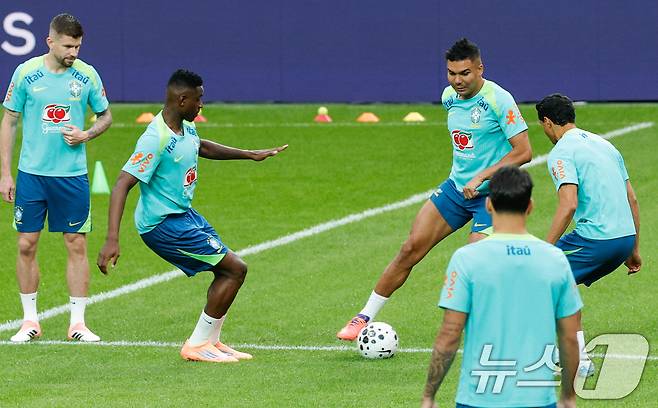 브라질 남자 축구 국가대표팀 주장 카세미루 등 선수들이 대한민국과의 A매치 평가전을 하루 앞둔 9일 오후 서울 마포구 월드컵경기장에서 훈련을 하고 있다. 2025.10.9/뉴스1 ⓒ News1 안은나 기자