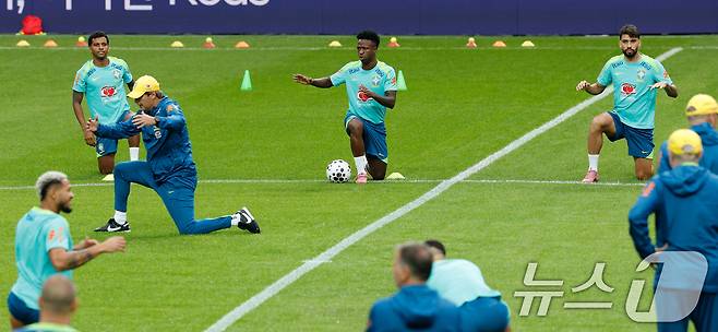 브라질 남자 축구 국가대표팀 호드리구(왼쪽부터), 비니시우스 주니오르, 루카스 파케타가 대한민국과의 A매치 평가전을 하루 앞둔 9일 오후 서울 마포구 월드컵경기장에서 훈련을 하고 있다. 2025.10.9/뉴스1 ⓒ News1 안은나 기자