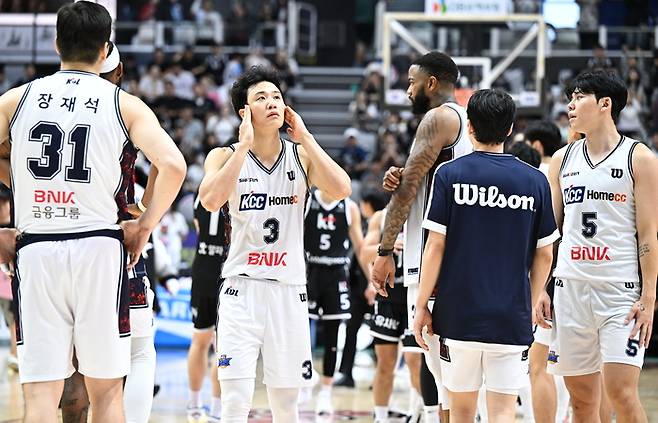 허웅이 4일 수원 KT 소닉붐 아레나에서 열린 2025~26 LG전자 프로농구 수원 KT전 패배 후 아쉬워하고 있다. 사진 | KBL