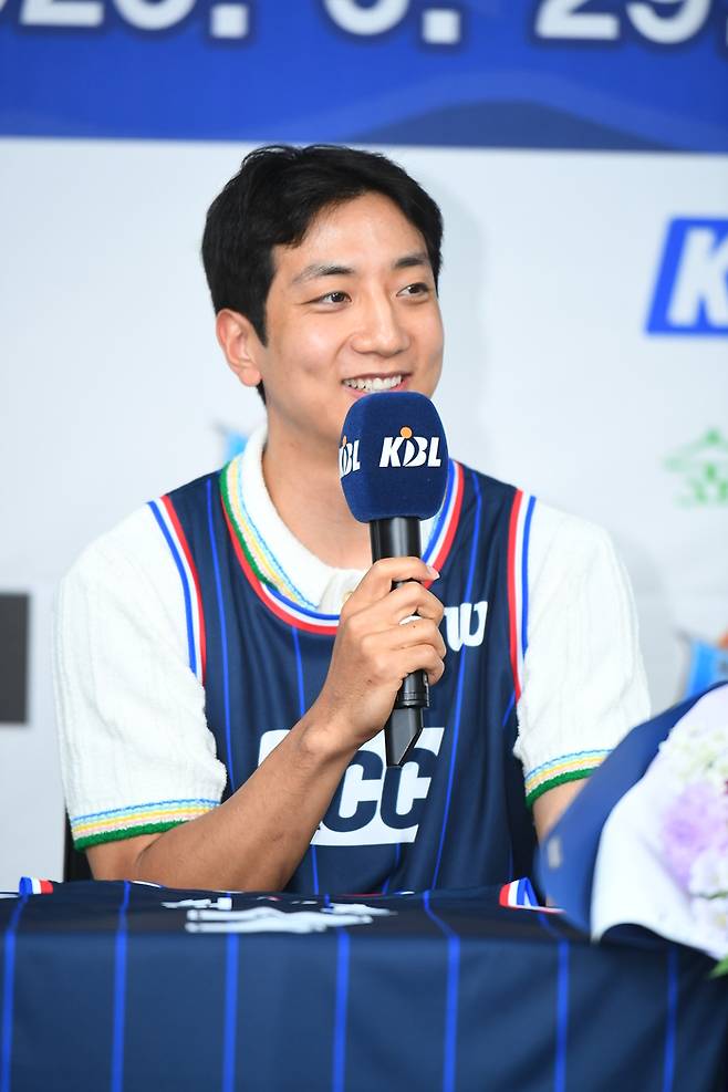허훈이 부산 KCC 입단식에서 인터뷰에 임하고 있다. 사진 | KBL