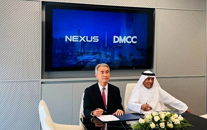 넥써쓰 장현국 대표(왼쪽)와 DMCC 프리존 총괄 아흐메드 함자가 공식 파트너십을 체결한 후 기념촬영을 하고 있다. 사진 | 넥써쓰